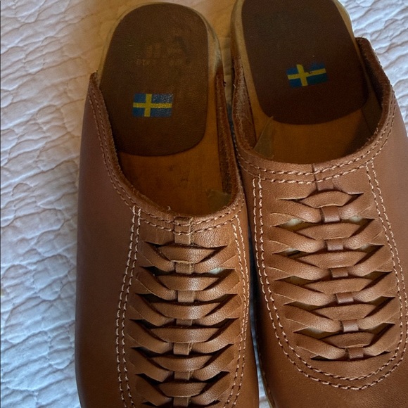 MIA Tan Leather Woven Clogs - Picture 5 of 5